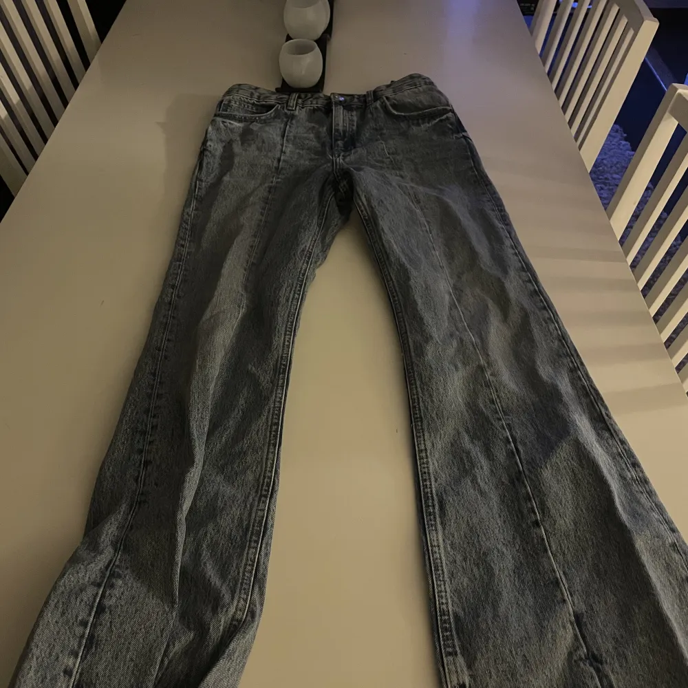 Säljer mina oanvändna zara jeans som är flared dom var för små.. Jeans & Byxor.