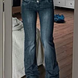Skitsnygga lågmidjade och utsvängda jeans som tyvärr var lite för små för mig. Det står storlek 26 så antar att de är i typ S/XS. De är lite mörkare i verkligheten. Personen på bilden är 169 (Bilderna är lånade men kan skicka fler bilder privat) 💕