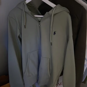 Ralph lauren Zip hoodie - Ralph lauren Zip hoodie i grön med mörkblå häst. Storlek L nästan helt ny.