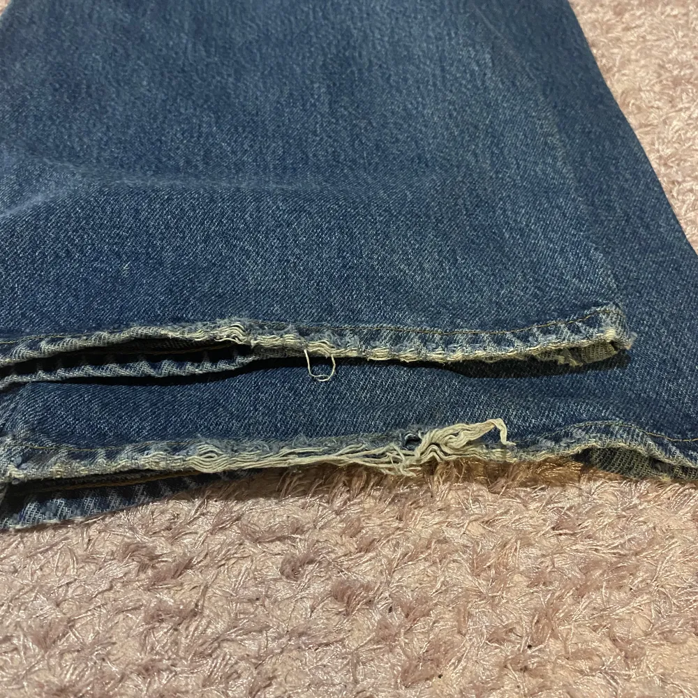 Highwaisted Baggy jeans från Junkyard. Jag som har S funkar dom på med sitter som bäst på XS. Lite slitna nere på båda ben (bild 3). Köpta för 700kr men säljer för 250kr.. Jeans & Byxor.