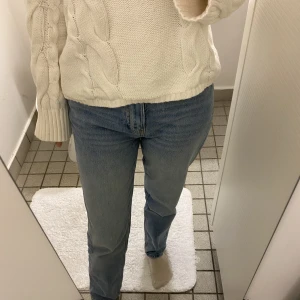 Jeans Gina - Såå fina högmidjade jeans, sparsamt använda. Ska flytta utomlands så rensar garderoben ❤️ köpta för 549 kr