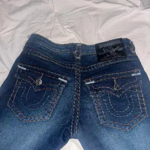 Jätte fina true religon jeans i storlek 28/32 i typ nyskick. Köptes för 2 veckor sen. Säljer dem för 850kr, kan gå ner i pris vid snabb affär, möts bara upp i Stockholm. Alltså ingen frakt tyvärr😋
