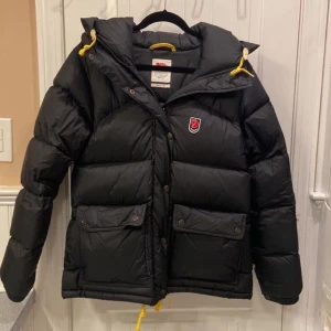 Fjällräven jacka - Superfin jacka som är supervarm och härlig att ha på vintern💗 Modellen är den gamla modellen så den är varmare och större men sitter väldigt vra på! Jag är 164 och de 2 sista bilderna är när jag har på mig jackan! OBS den har 1 litet hål vid fickan 