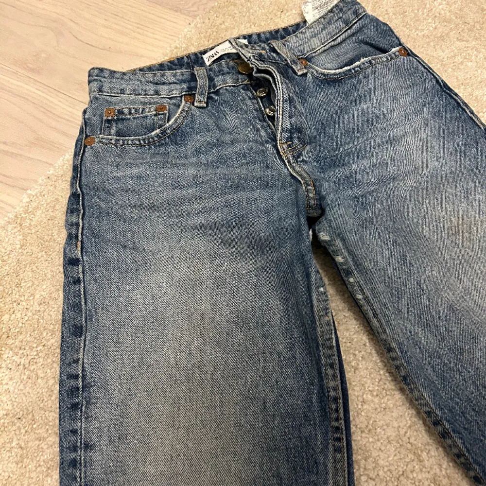 Mid waist jeans från zara🥰jätte fina och bekväma men kommer inte till användning. Jeans & Byxor.