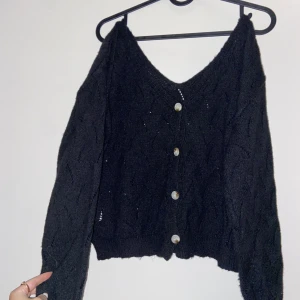 Svart stickad - Svart stickad tröja, jättefin 🖤 Aldrig använd 