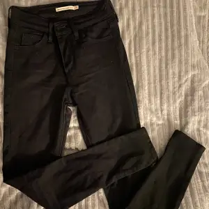 Svarta skinny jeans från Levis i storlek 25x28, passar en xs/s. Använda endast några gånger och har inga fel!