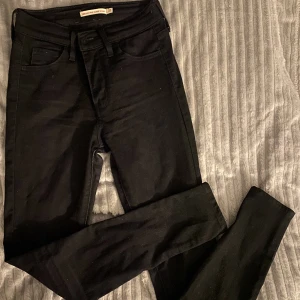 Levis Jeans - Svarta skinny jeans från Levis i storlek 25x28, passar en xs/s. Använda endast några gånger och har inga fel!