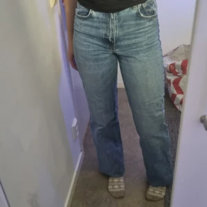 Zara Jeans - Flared jeans köpta på Zara, superfina. Köpta för typ två år sen, sparsamt använda. Innerbenslängden är 75 och midjan är 32😊 De är uppsydda i benen, men det syns inte alls