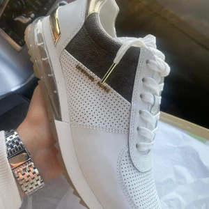 Michael kors skor  - Nästan som nya, använda ca 3 gånger Max. Säljer då de ej passar 