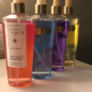 Vicroria Secret parfym - Nypris 100kr styck mitt pris 25kr styck. 1st = 25kr, 2st = 40kr, 3st 55kr, 4st = 70kr. Knappt använda💞Jättehärliga dofter. 🌟 