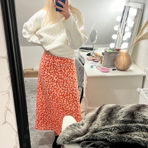 lång kjol - Superfin röd lång kjol med vita blommor på från amisu. Strl 38.