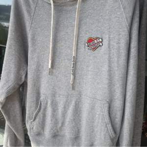Säljer min fina Zadig hoodie som inte kommer till användning längre💕 nypris ca 2000