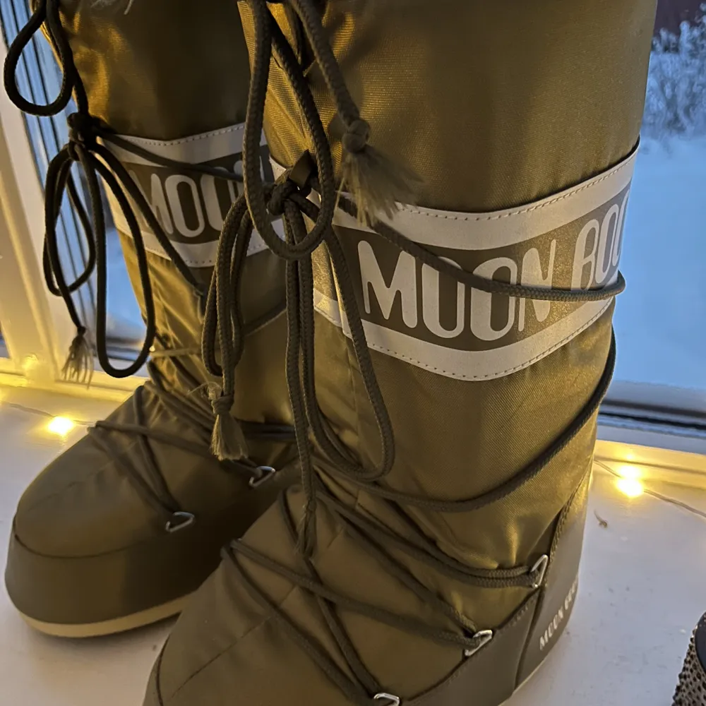 Gröna moon boots i färgen Khaki 🎄Endast använda fåtal gånger men super sköna och varma 🕯️🧸🤍 Originalpris/ köpta för 2285kr förra vintern ❄️⛄️. Skor.