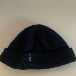 Lite mössa STUHF - Svart mössa från STUHF