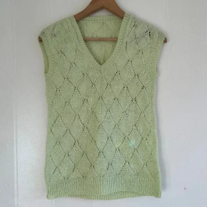 💚Pastel grön stickad väst💚 - Super gullig grön väst, köpt second hand utan lapp men skulle säga den passar s!