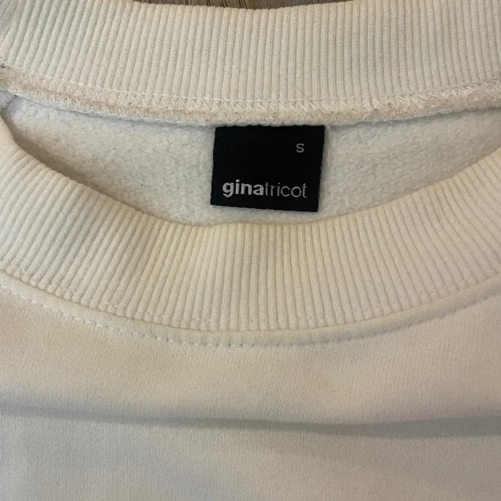 Sweatshirt från Gina tricot i storlek S! Super fin och nopprar inte🩷 väldigt sparsamt använd! Skulle säga att det är mer som en xs . Tröjor & Koftor.