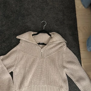 Stickad tröja  - Stor, tjock och mysig stickad tröja från Gina tricot. Storlek m men passar s. Super bra skick