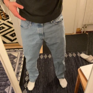 Jack & Jones jeans Kille - Jeans, stl. Midja 36 tum, Herr Jack & Jones ljus blåa relaxed jeans med riktigt bra skick. Knappt använda. Storlek W 36 L 32. Nypris 699 kr, jag säljer de för 149  kr, säljer de pågrund av fel storlek för mig.  