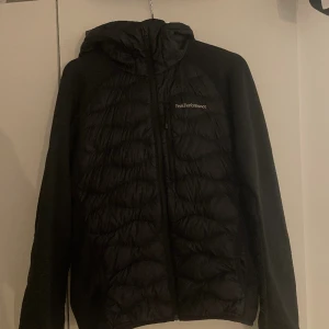 Jacka - Jacka jag använt vid många tillfällen men ändå fräsch. Skick 6/10. 