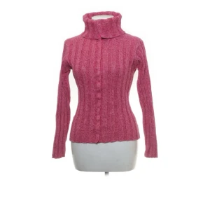 Stickad kofta - Säljer denna rosa stickade koftan i storlek S. 