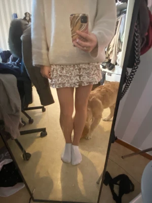 Volang kjol - Säljer min favorit kjol men är lite för kort på mig, i strl 6 från in the style. Brukar ha strl s och är 165cm❤️ Volangen är bara på framsidan och inte bak så en rak kjol❤️