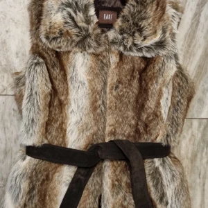 Pälsväst dam - Snygg pälsväst dam i mycket fint skick. Märke: SAKI Collection