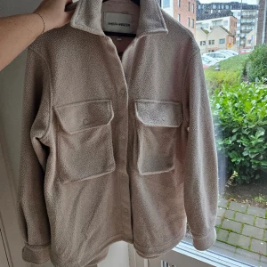 Jacka Carin Wester  - Beige jacka från Carin Wester.  Storlek XS, upplevs oversized.  Fint skick. 