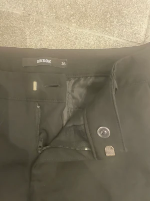 Lågmidjade kostymbyxor - Jättefina kostym byxor med slits längst ner på benen  från Bikbok Storlek 36  Ganska korta i benen 