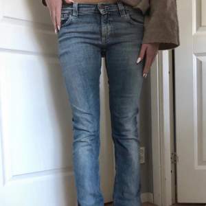 Lågmidjade jeans i strl S! Säljer då dem är lite för små för mig i midjan 💞(Bilderna är lånade från tjejen jag köpte jeansen av)  