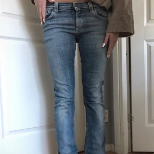 Lågmidjade jeans  - Lågmidjade jeans i strl S! Säljer då dem är lite för små för mig i midjan 💞(Bilderna är lånade från tjejen jag köpte jeansen av)  