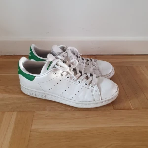 Stan smith sneakers - Snygga klassiska stan smith skor i storlek 40 2/3. Min personliga favoritmodell :). Använt men bra skick. 