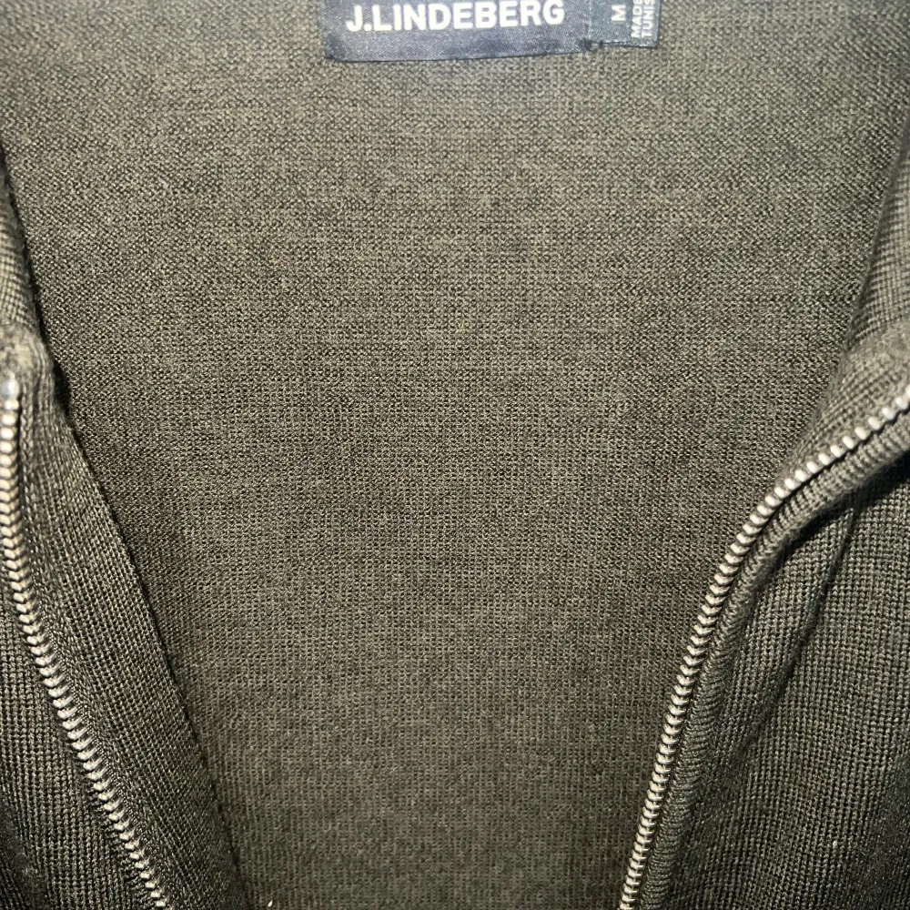 Tja! Säljer nu min sprillans nya J.Lindberg tröja. Den är köpt i J.Lindberg butiken och har aldrig kommit till användning. Nypris är 1800kr. Mitt pris 900kr. Tröjan är gjord i 100% merinoull och är skön att bära. För mer frågor tveka inte att höra av dig!. Tröjor & Koftor.