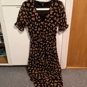 Klänning - Blomning klänning med korta ärmar i nyskick!! 💕💕