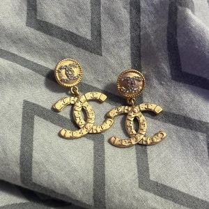 CC örhängen helt nya😍silver med 18k plätering - Helt nya cc örhängen äkta silver & 18k plätering .Ser ut som vintage Chanel. Fick dessa av en vän som hade köpt dem på IG för ca 1 år sedan ❤️☺️ vill kolla intresset inga låga bud! Om du söker en unik julklapp leta no More❤️🙌🏽