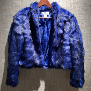 Jacka | Nelly - En as cool blå jacka gjort av fake päls från Nelly Trend. Storlek 36. Perfekt för fest eller nyår. Skriv privat för bilder och info.