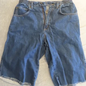 Jeans shorts  - Jag säljer dessa shorts för jag använder de inte. De är knappt använda och ör i fint skick. 