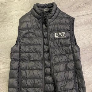 Ea7 Armani väst  - En äkta Armani väst som är i mycket god skick, använd bara under sommaren. Köpt för 950kr, säljes för 350kr.