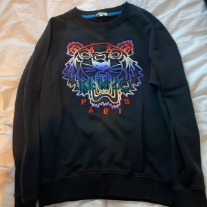 Kenzo tröja - Kenzo tröja använd fåtal gånger skick 8/10. Storlek M. Nypris 2500