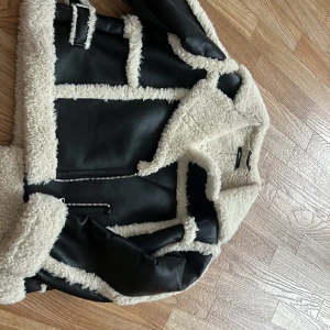 Vadderad läderjacka  - Köpte denna förra året men fåtal använd då den är för stor för mig 