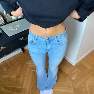 Ljusblåa utsvängda jeans från Zara som är låg midjade/mid waist!! Har ett litet hål i rumpan men syns inte när de sitter på. Skriv för fler bilder om ni är intresserade!