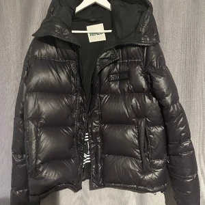 Vinterjacka Kenzo - - Kenzo vinterjacka - Storlek M - Köpt på Flannels för runt 5-6000 - sparsamt använd (inga skador) och mycket bra skick.  - kenzologgan fram är avtagbar.