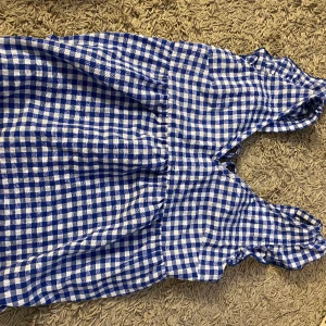 Topp med öppen rygg - Säljer en superfin rutig topp som har en öppen rygg och band för att knyta bak 