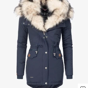 Vinterjacka  - Jätte fin vinterjacka som inte kommer till användning (pälsen kan tas bort) Jackan köptes för 1800kr