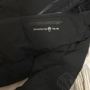 Sail racing jacka  - En hel ny sail racing jacka som inte passar mig längre den är helt ny och inga skador eller fläck pris går att diskuteras vid snabb affär kan mötas i både Stockholm eller Uppsala tar imot ombyte för en jacka också 