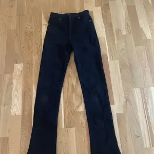 Fina svarta jeans i bra skick  Dom är väldigt små i storleken Storlek 32  Jag säljer dom för jag får inte på mig dom längre 