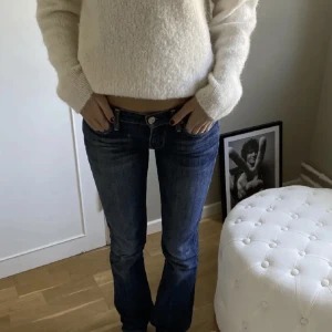 lågmidjade jeans - Lågmidjade jeans från 7 for all mankind. Köpta på plick men lite försmå för mig. 2 första bilderna från förra säljaren. Skulle säga de är storlek 34/36. Innerbenslängd: 81 cm, Midjemått tvärsöver: 38 cm. Köpta för 400, säljs för 300 då jag behöver pengar