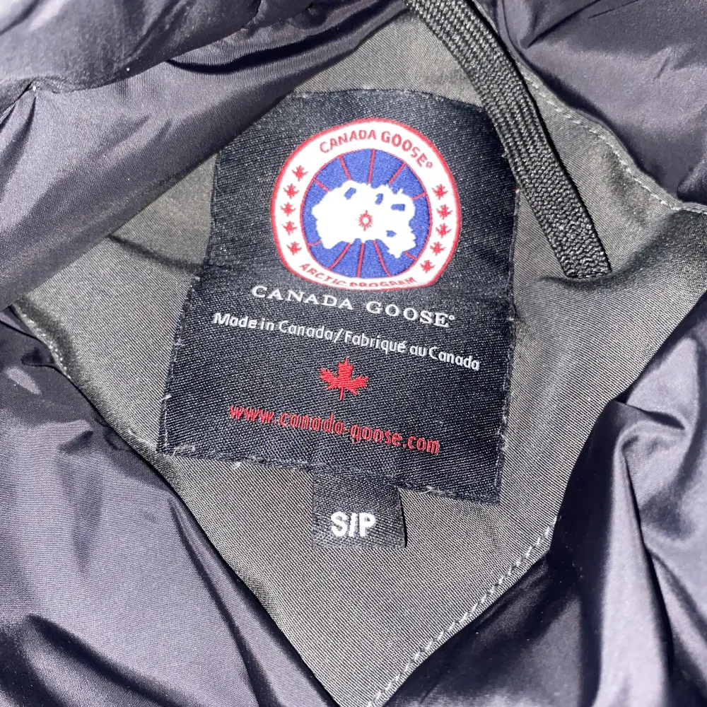 Säljer en canada goose vinter jacka nu när vintern börjar närma sig. Helt ny och väldigt varmt material. Den kostade 8500 och sälj nu för 3000. Jackor.