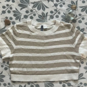 Magg tröja ! 💕 - Den är i bra skick använd bara några gånger och den är stickad ! 🫶