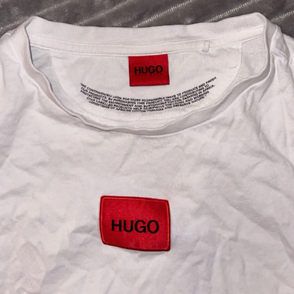 En vit T-shirt ifrån Hugo Boss. Storlek: XS Finns qr-kod 🤍. T-shirts.
