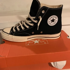 Converse x Chuck Taylor - Säljer ett par riktigt fina chuck taylors. Bara använda 3 gånger. Säljer då de är lite små.